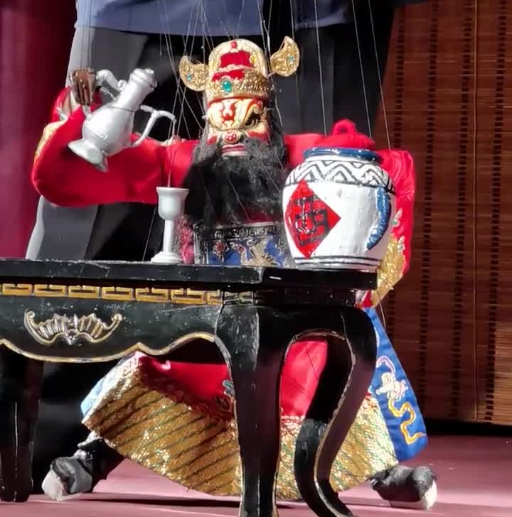 《钟馗醉酒》!手艺人展示泉州传统剧目提线木偶,网友:酒倒满