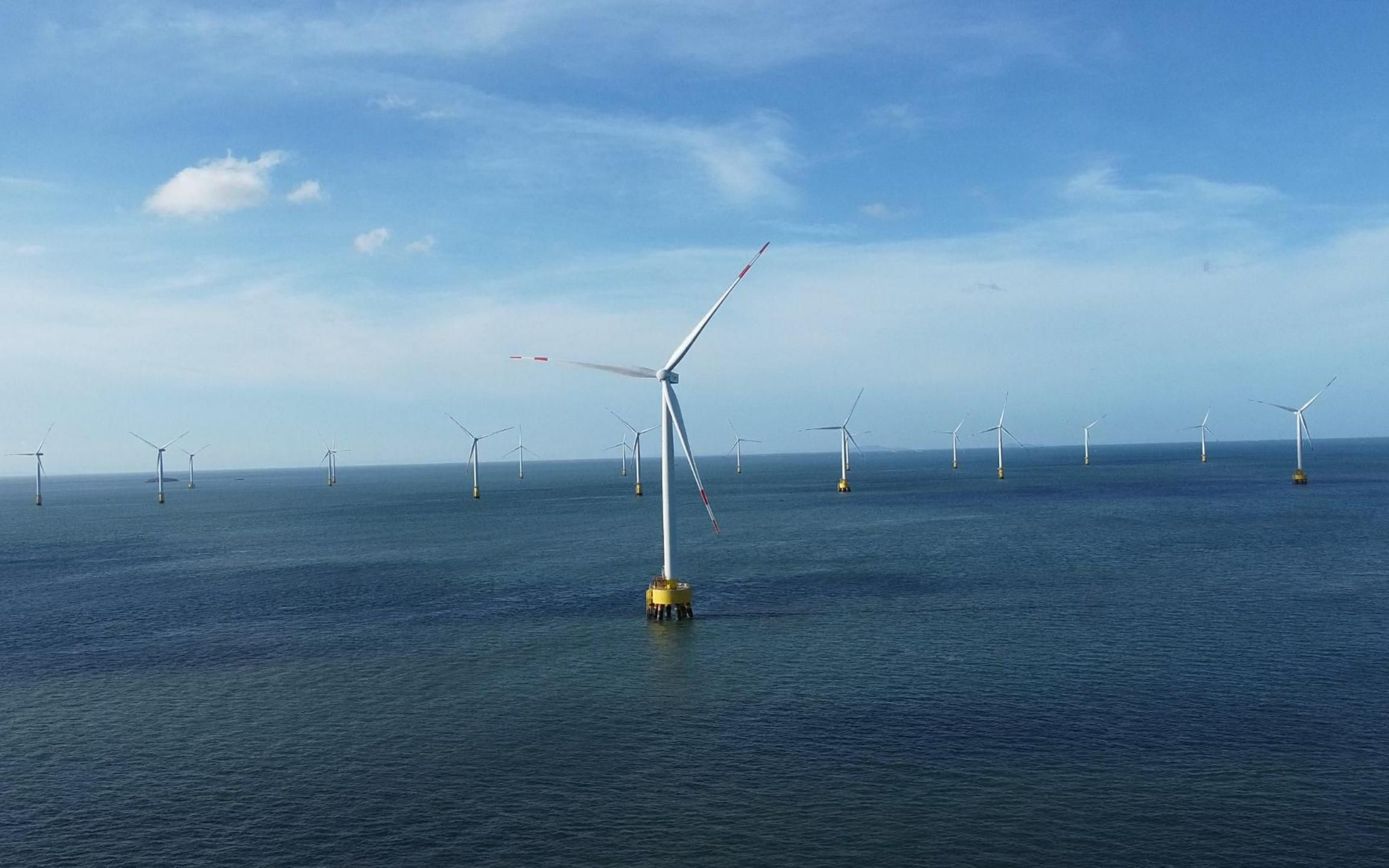 平潭岛的白色风车