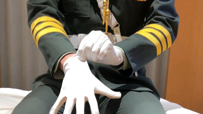 戴白手套穿脱仪仗马靴