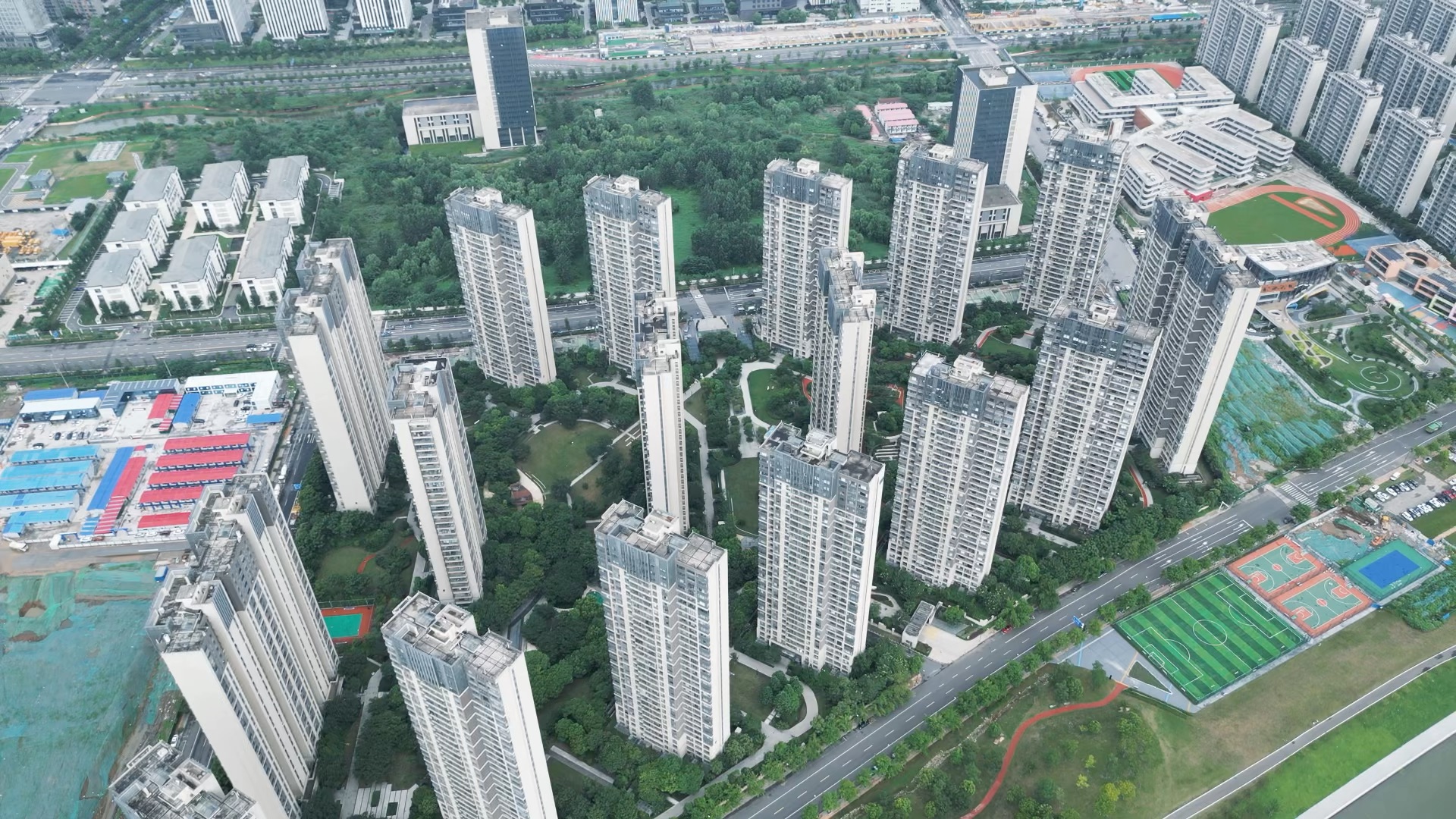 航拍南京江北核心区小区:正容润锦城,旁边是金基g42,江北芳草园小学