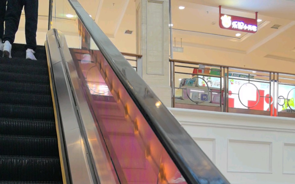 欢迎乘坐本次电梯,本电梯在二楼正线通过不停车直达三楼