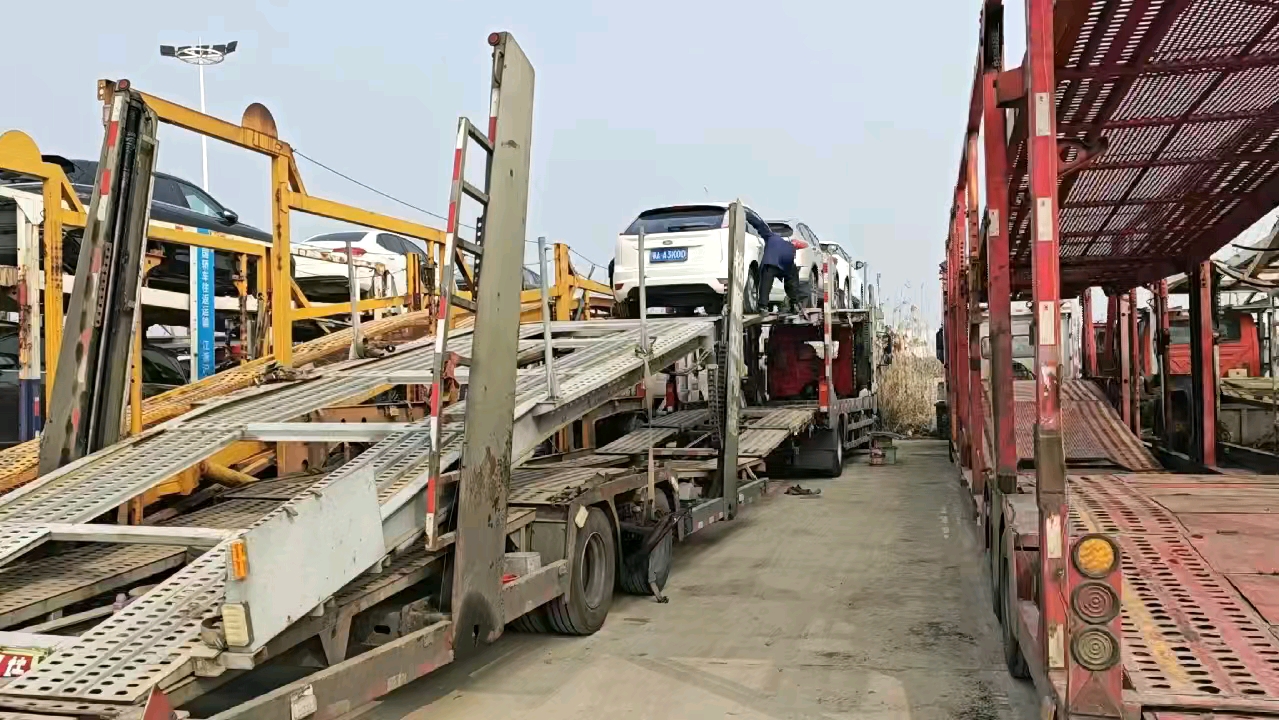 大拖车装新小轿车