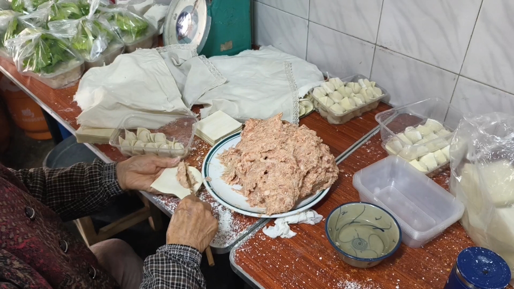 汕头乌桥岛30年无名饺子店,饺子炸的金黄酥脆,肉香味十足,外酥里嫩,深藏在巷子里的宝藏店铺,趁乌桥搬迁之前,赶紧去试一下吧,乌桥岛很美,有点...