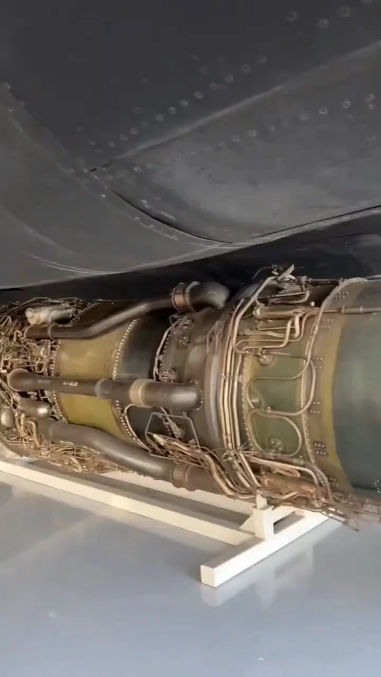 近距离拍摄sr-71黑鸟高空侦察机的发动机!