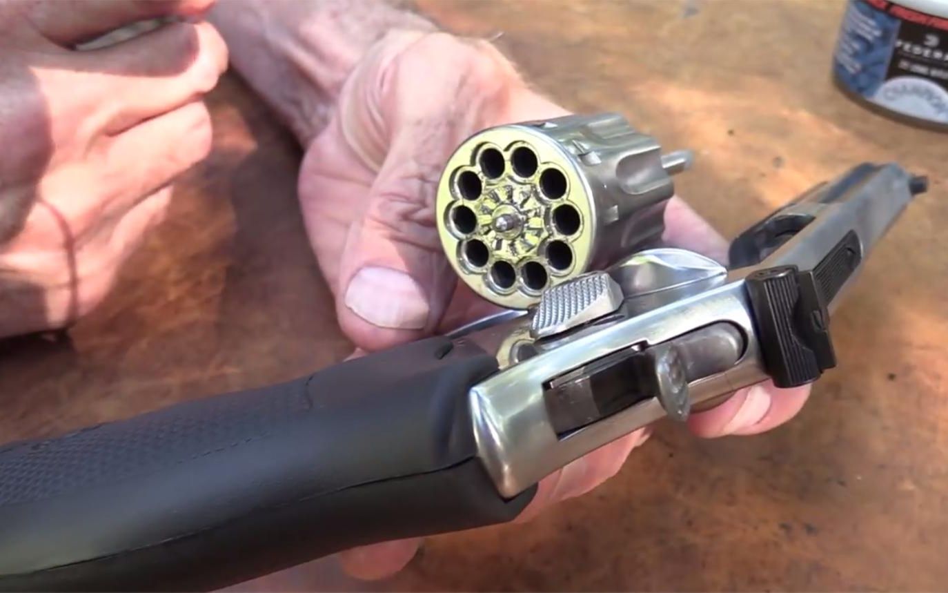 采用.22小口径弹药,弹巢容量十发,这种左轮手枪你觉得威力怎样