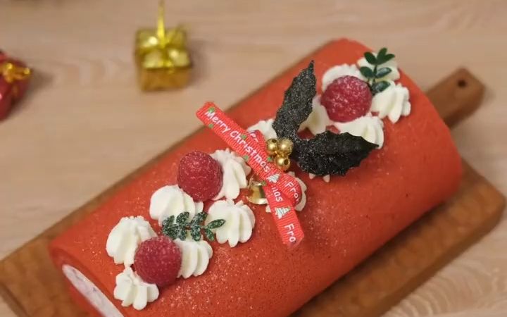 圣诞红丝绒树莓瑞士卷