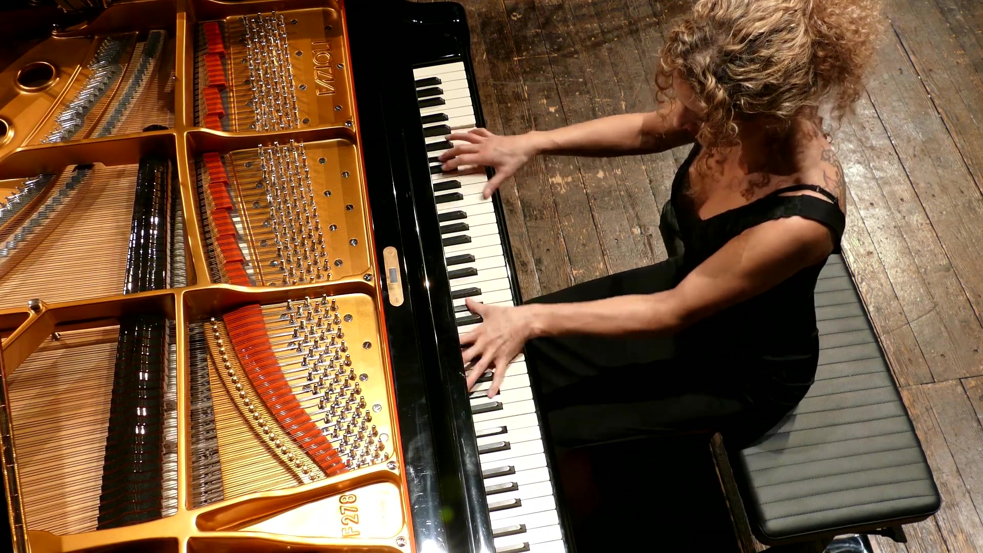 美女钢琴家演绎原版钟s140no3不是我们熟知的s141no3