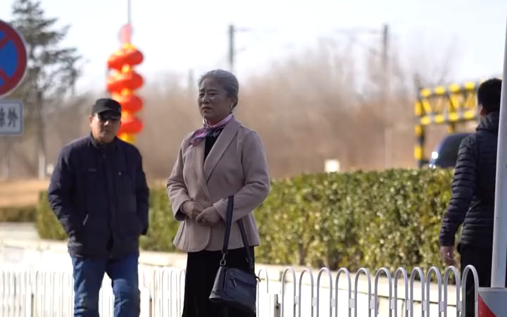 [图]人生的旅程，有人离开你提早下车，也总有人会陪你再走一程