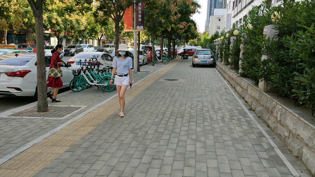 难得的周末,赤脚出门,很惬意