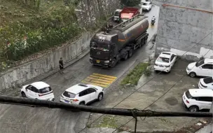 Скачать видео: 最怕毛毛细雨的天气，平时一把过的油罐车也得冲个四五次才能上去