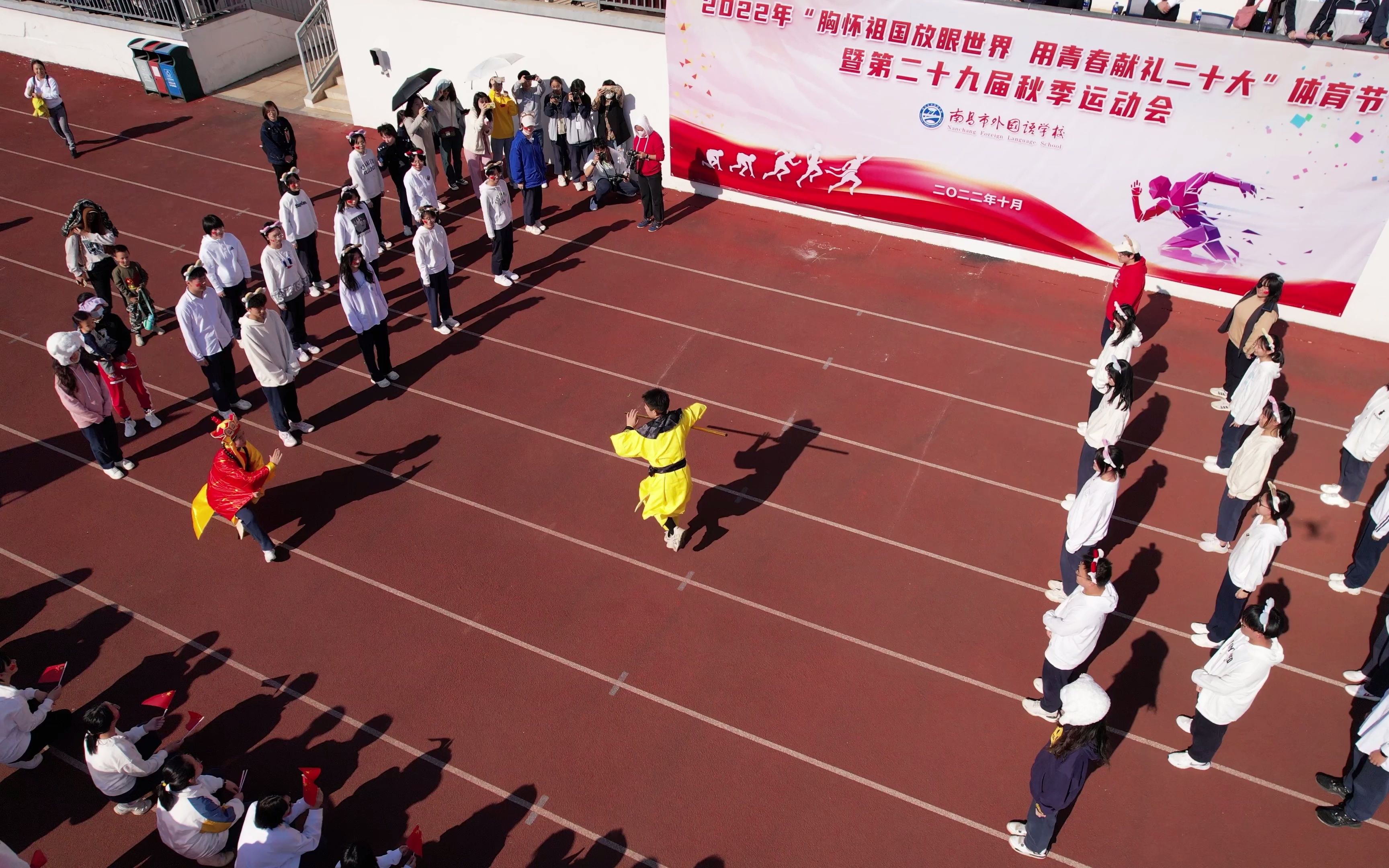 [图]【第二十九届秋季运动会】入场式精彩展播 | 高二(10)班-致敬中国青年动画，文化自信行走天下