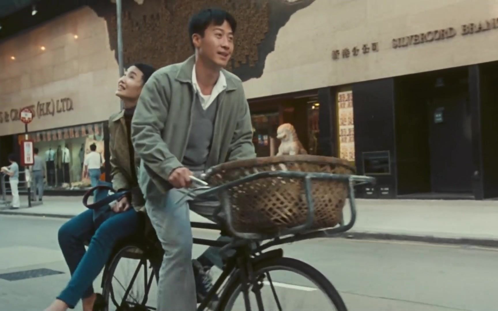 小军带李翘骑单车唱甜蜜蜜