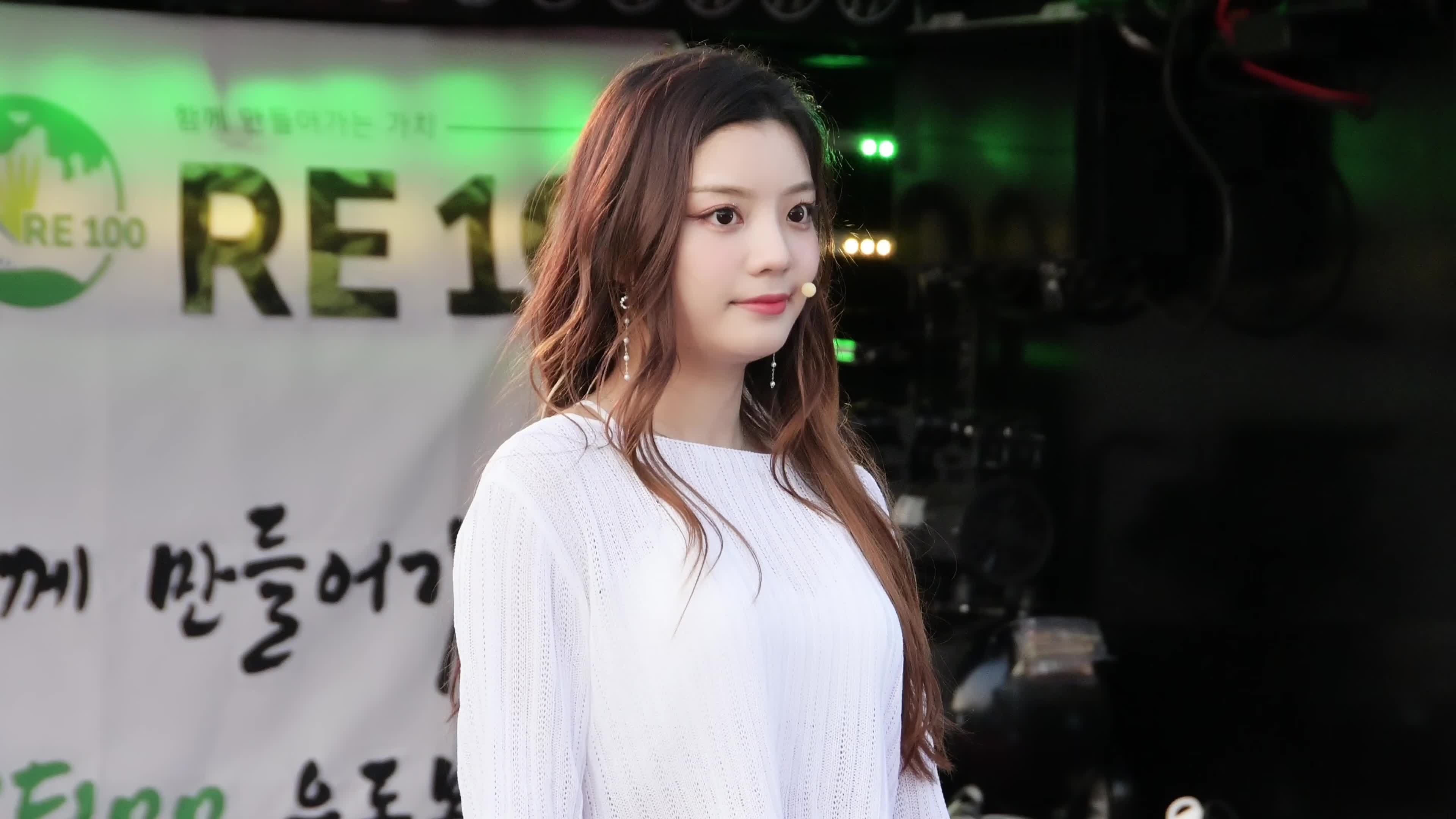 韩国女团floria美女成员yami街头歌舞4k超清饭拍秀