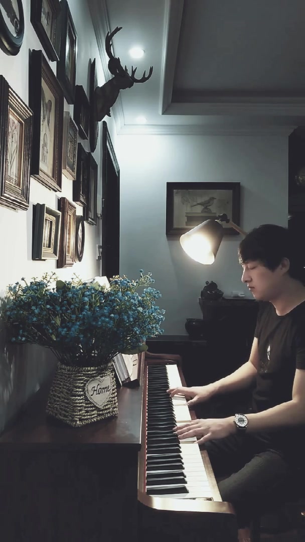 《海阔天空》钢琴弹奏,弹的很有意境,侧脸有点像林更新