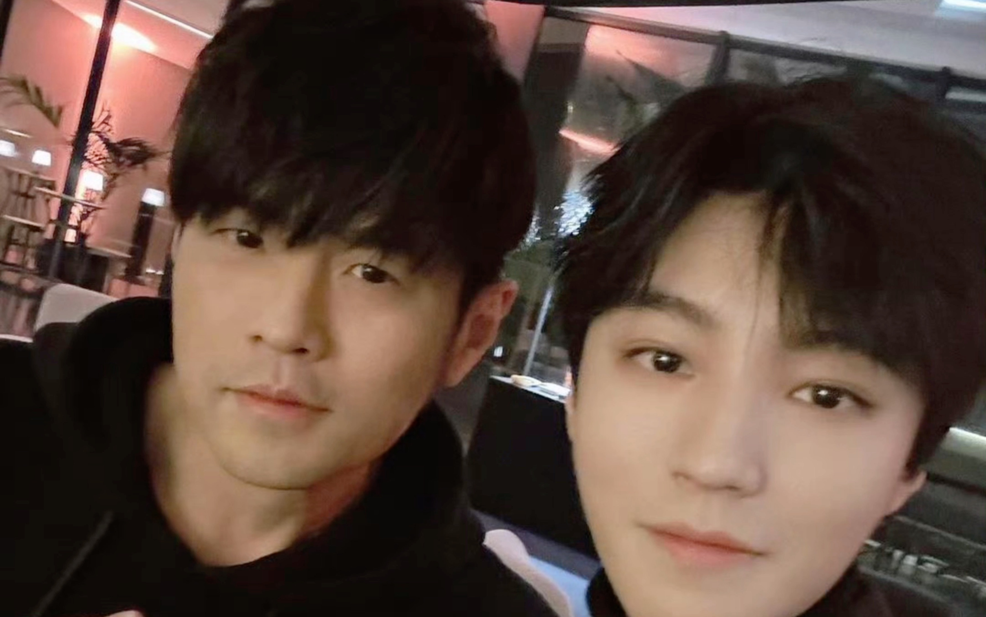 王俊凯你小子又幸福了是吧,今年在巴黎线下追星周杰伦了