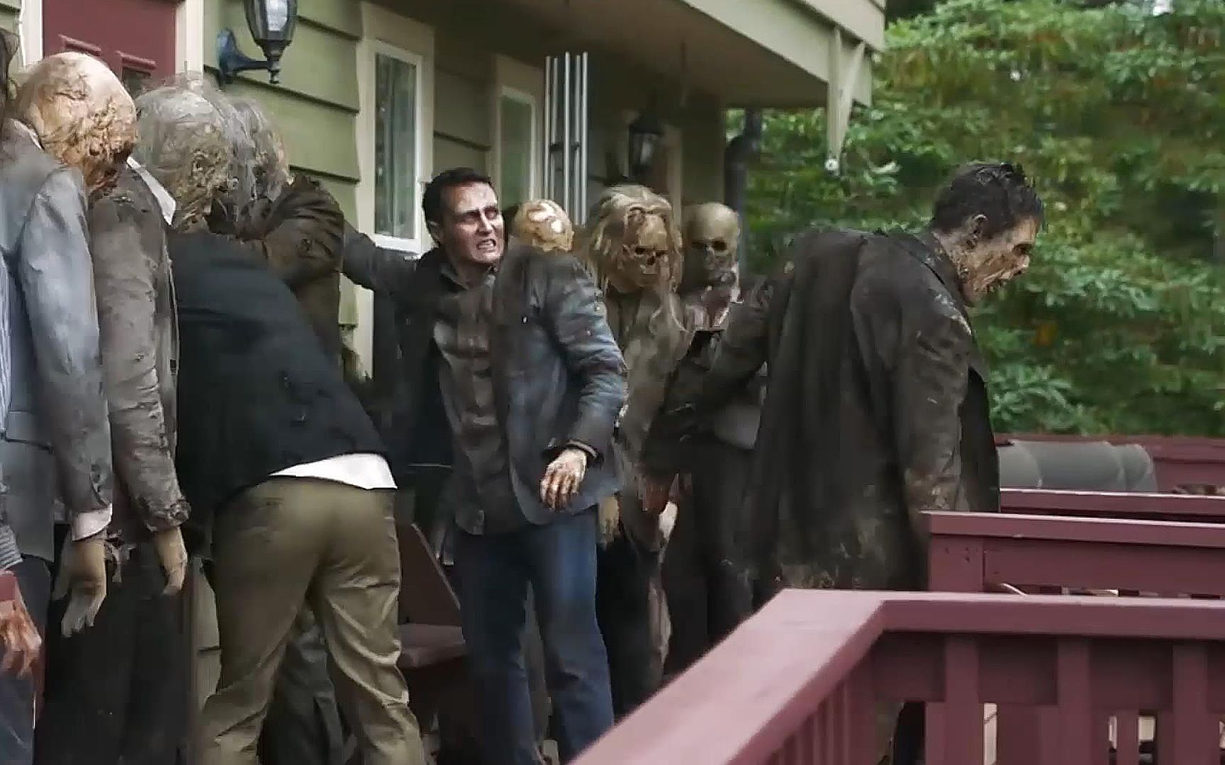 2021最新丧尸灾难片《丧尸出笼》活死人扩撒,围猎小镇!