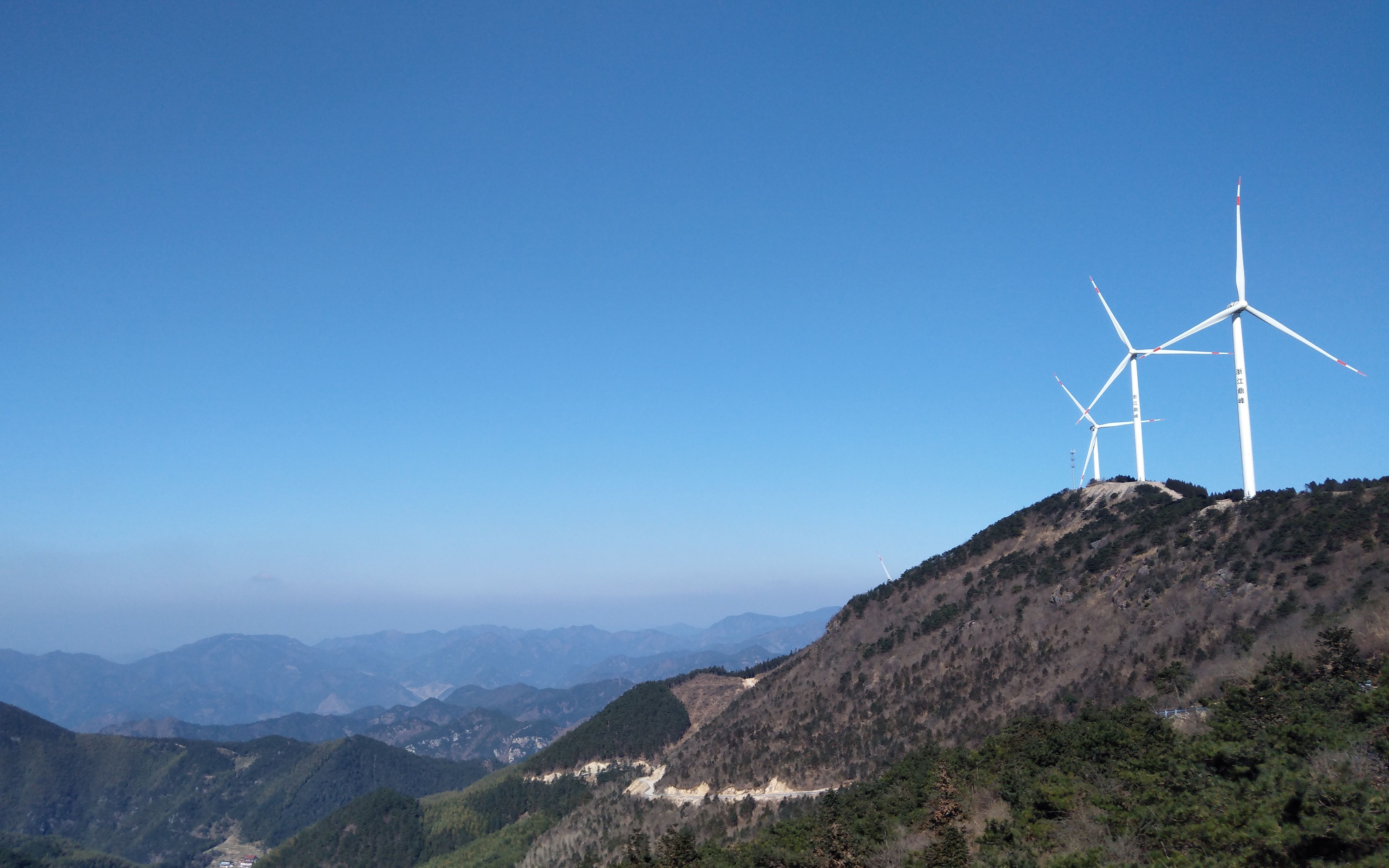 2017年回老家去山上拍的发电风车
