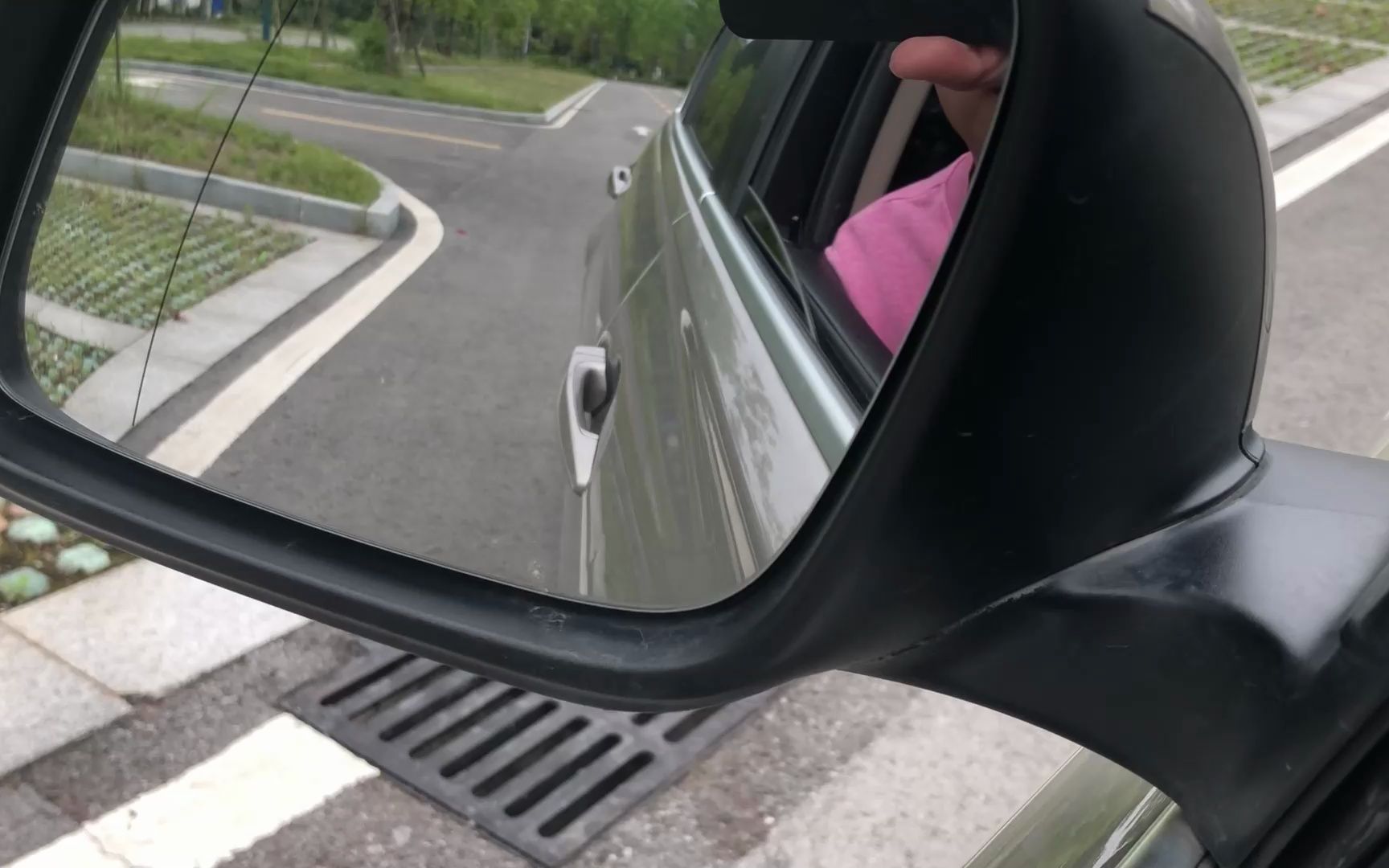 倒车转弯技巧,在后视镜里面怎么看,什么时候打方向盘