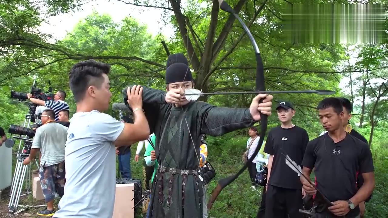《长歌行》幕后花絮-刘宇宁射箭体验