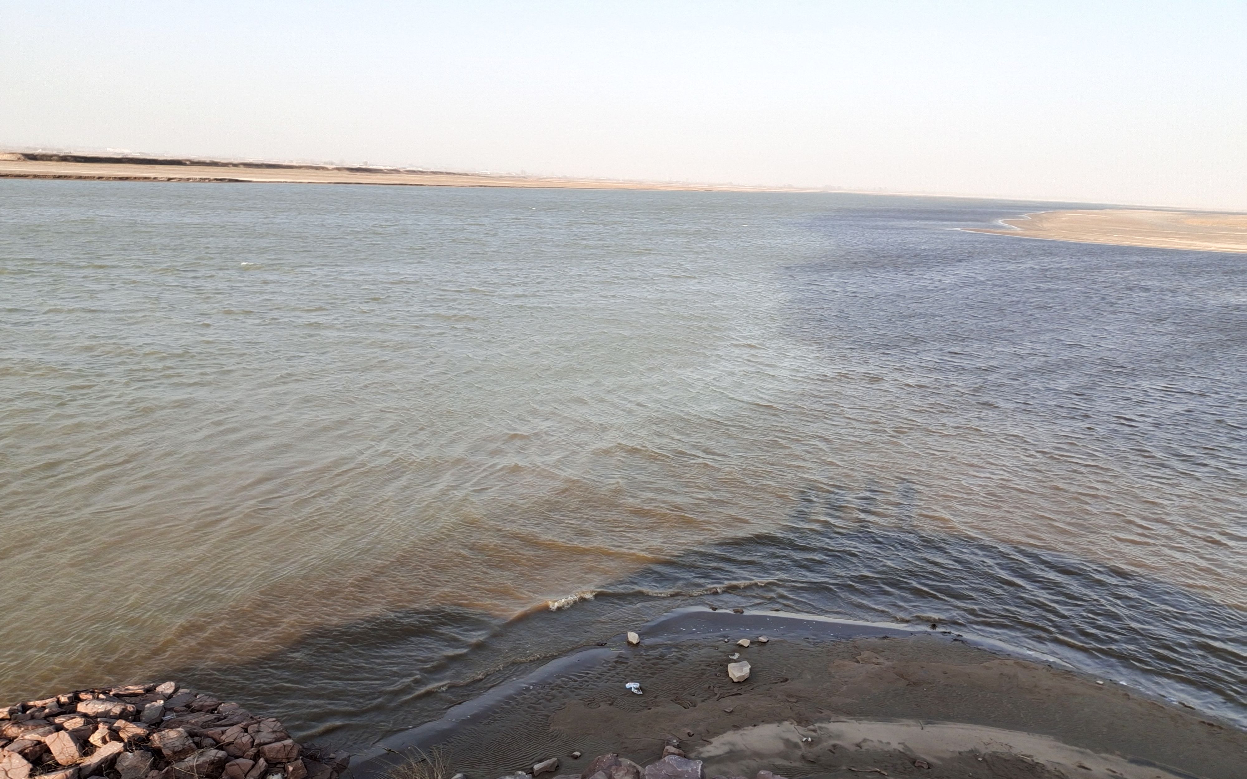 河洛汇流,洛河与黄河交汇处水面呈现太极图,壮观哔哩哔哩bilibili