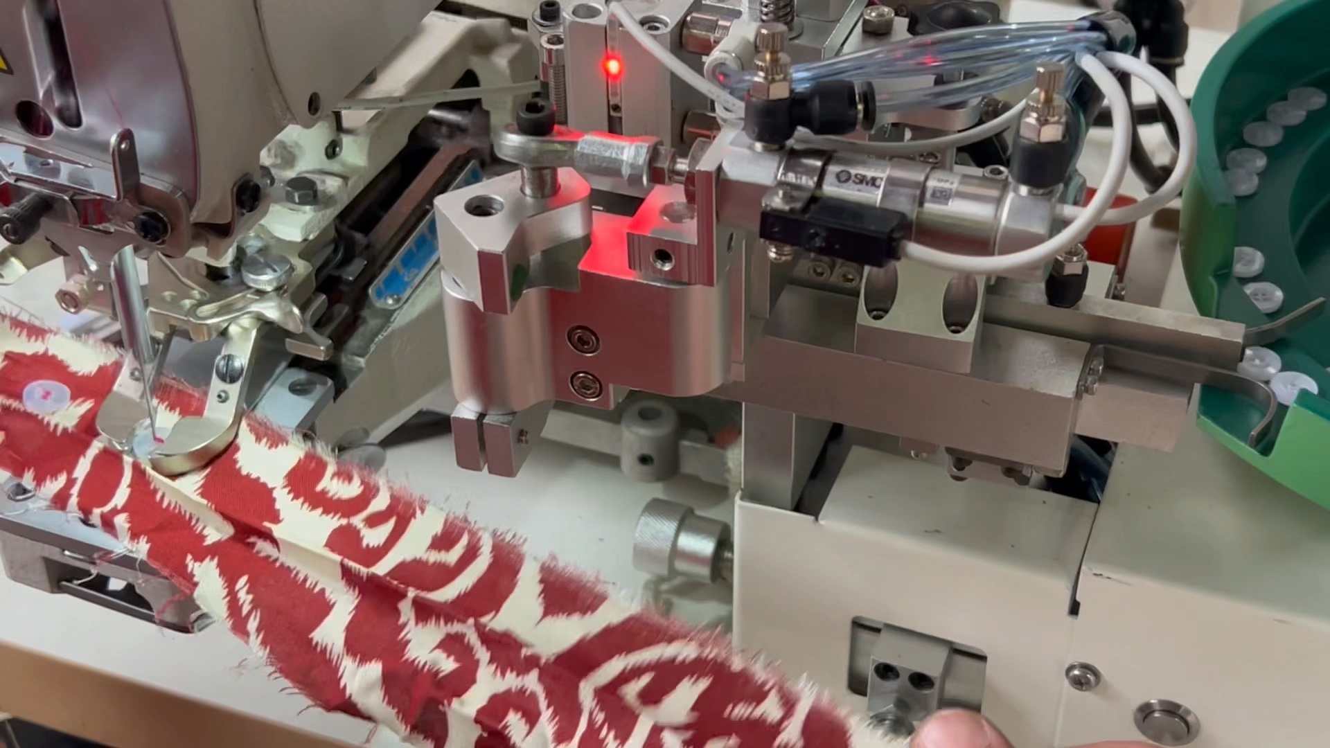 服装纽扣 订扣机 电脑送扣机 平扣 两眼四眼扣锁眼打扣机,扣神缝纫机