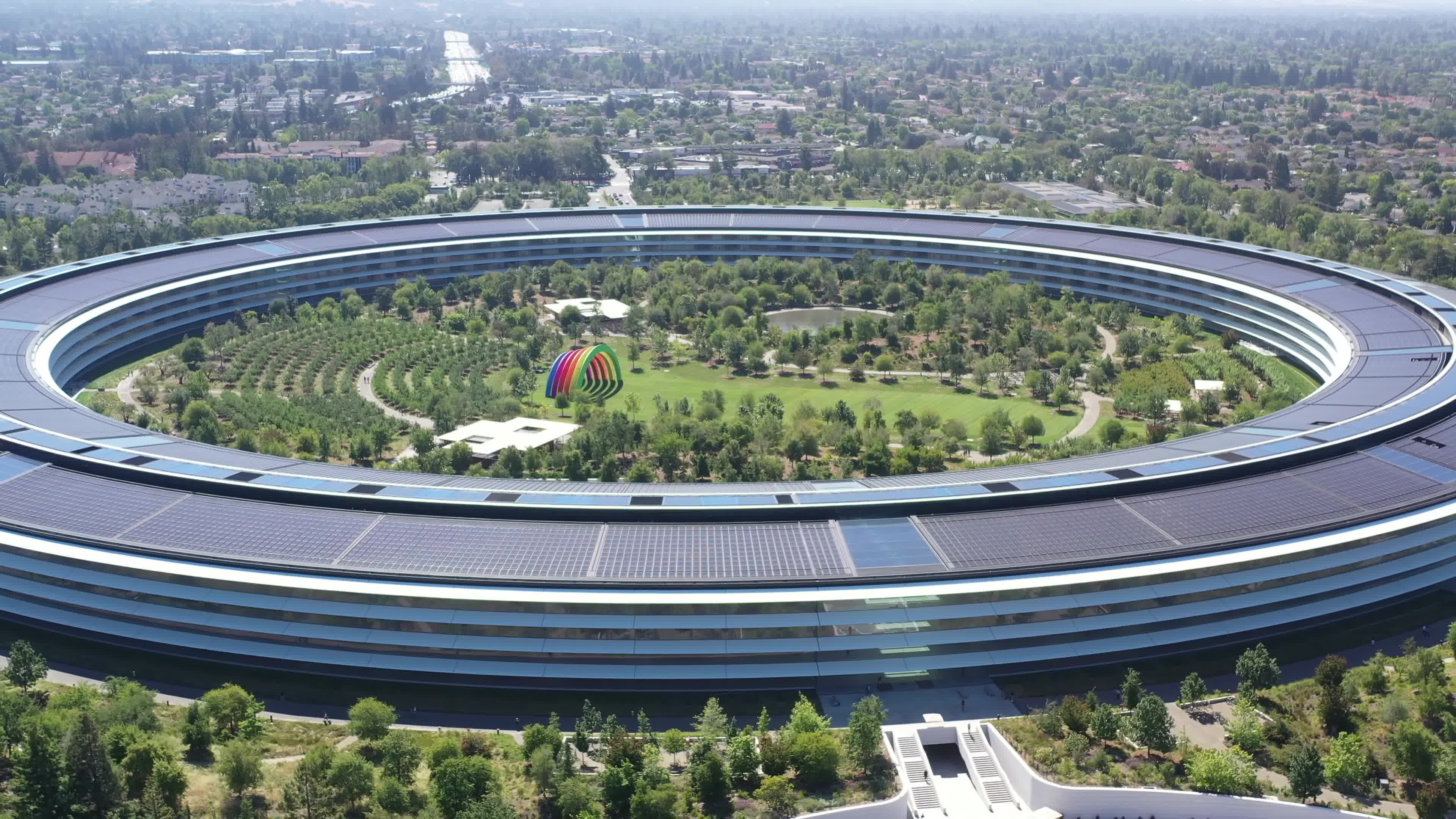 近距离航拍苹果总部applepark