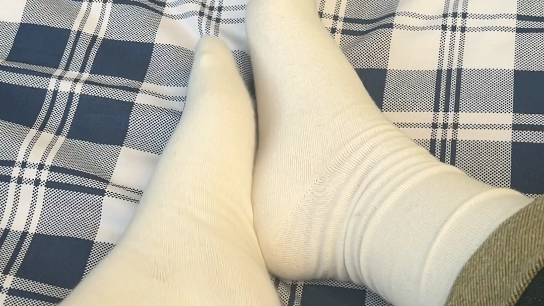 现在的袜子穿一天就脏了.