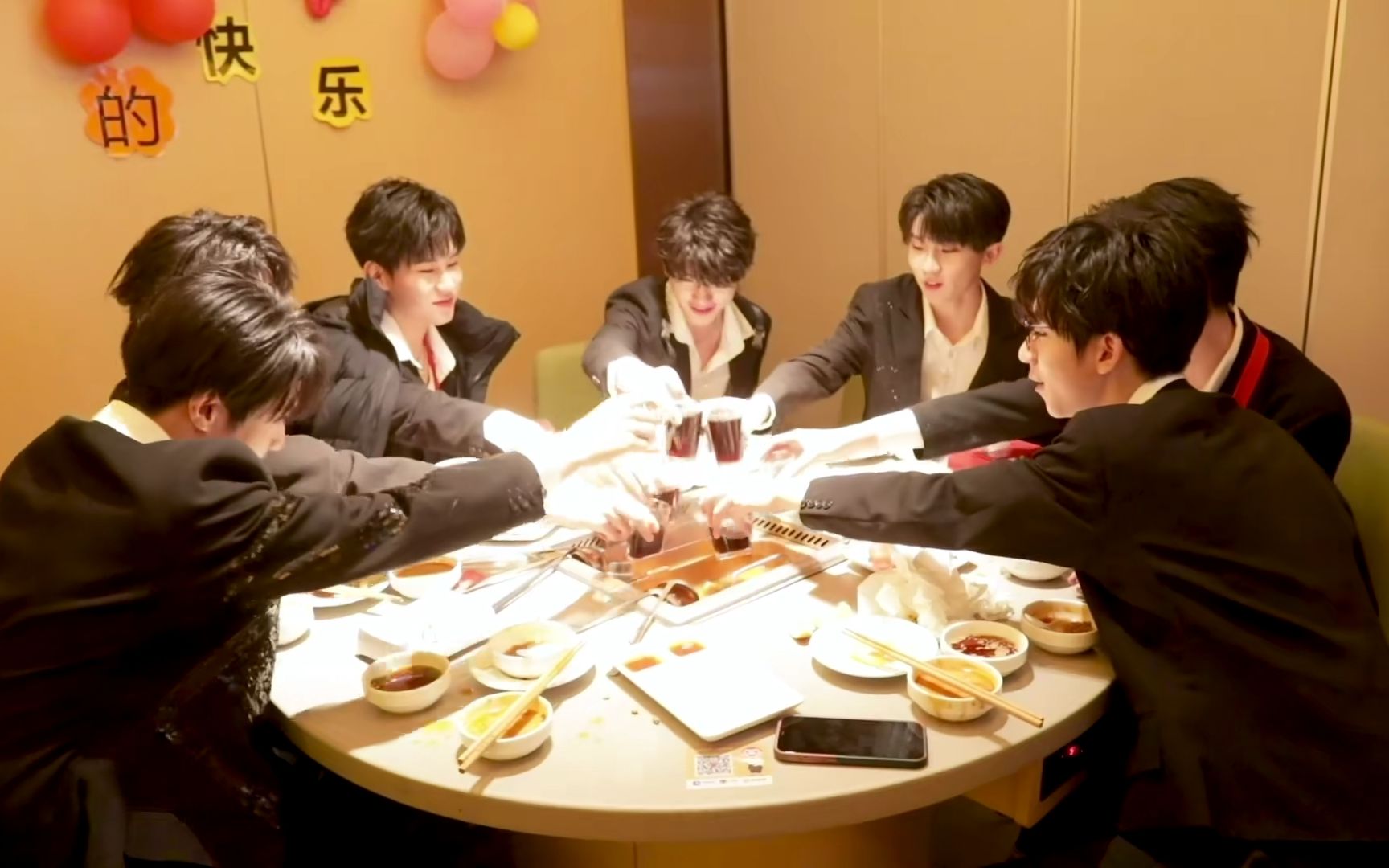 时代少年团未成年的聚餐将奶桌文化进行到底