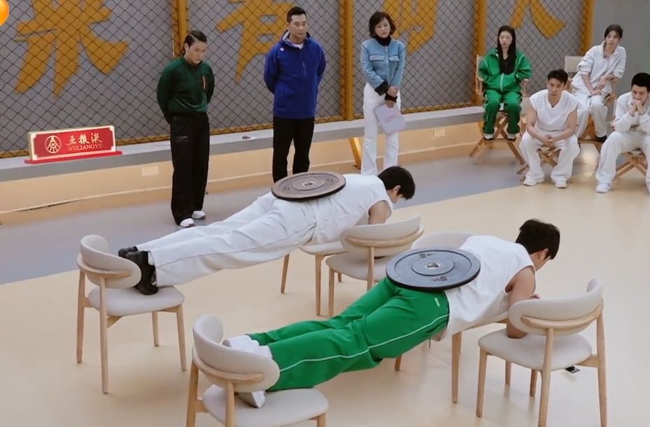 单敬尧体能好强!负重平板支撑面不改色