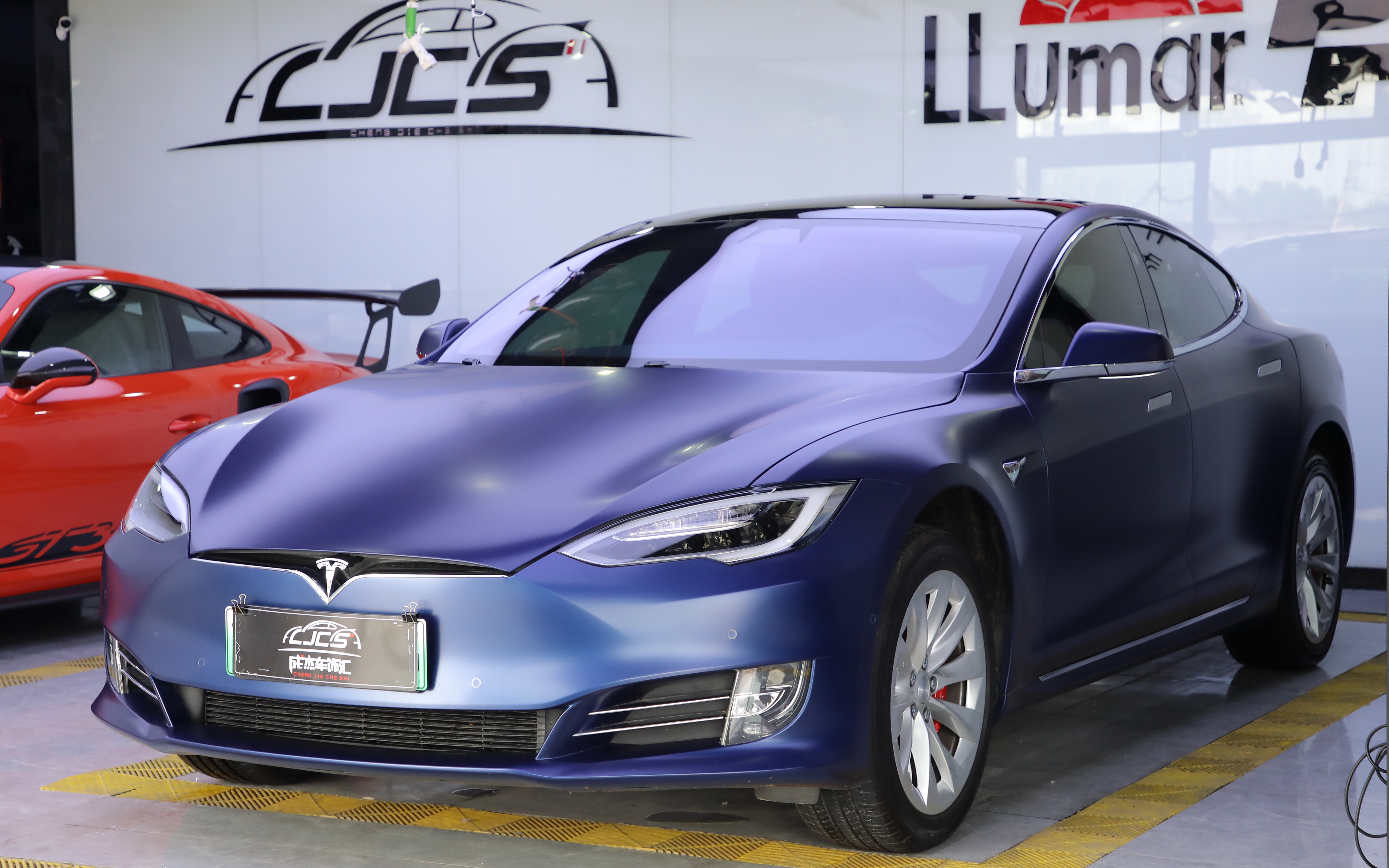 特斯拉s蓝色隐形车衣