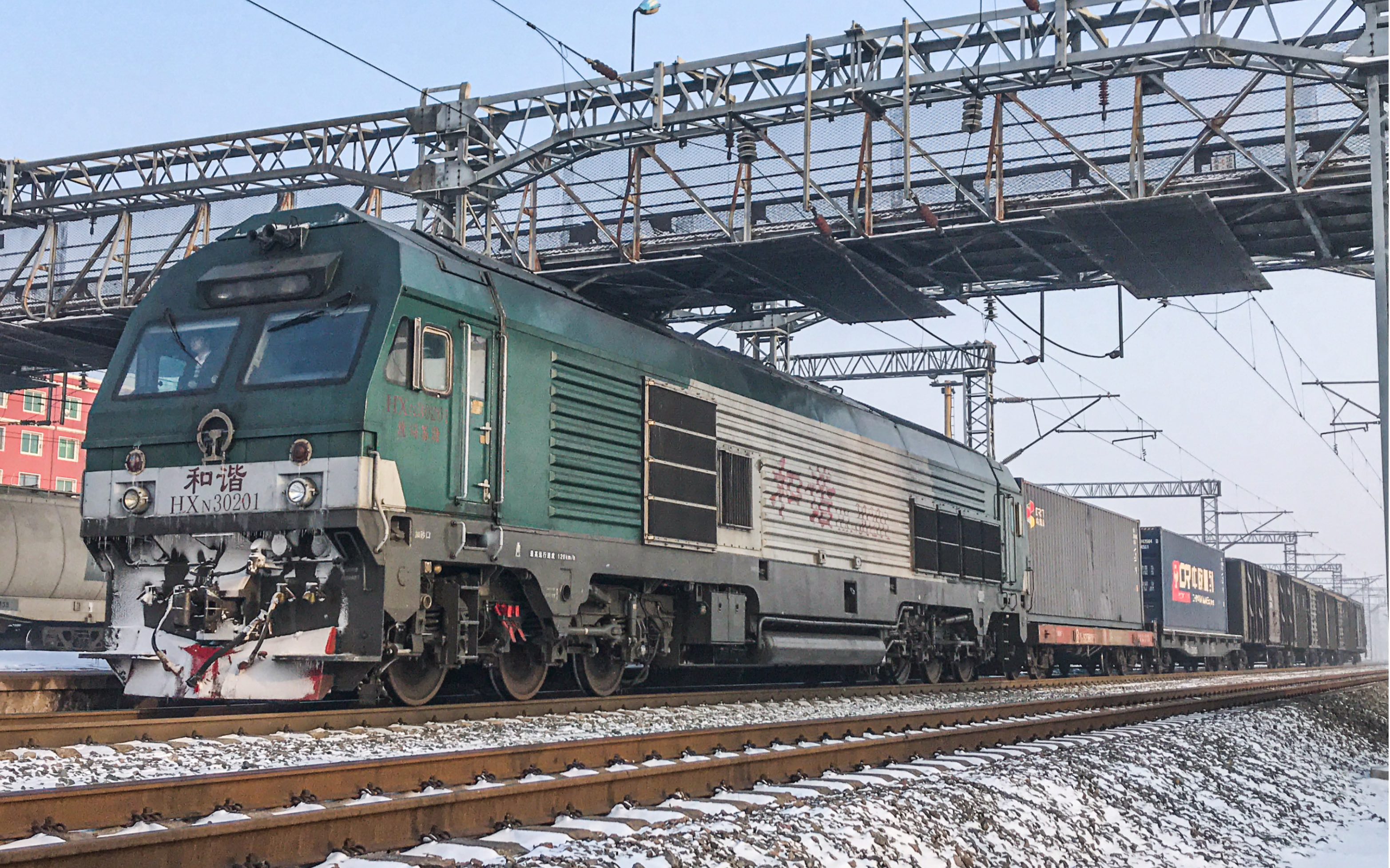 开过来的52610次单机挂车6辆通过4道沈金线西大林线路所方向_哔哩哔哩