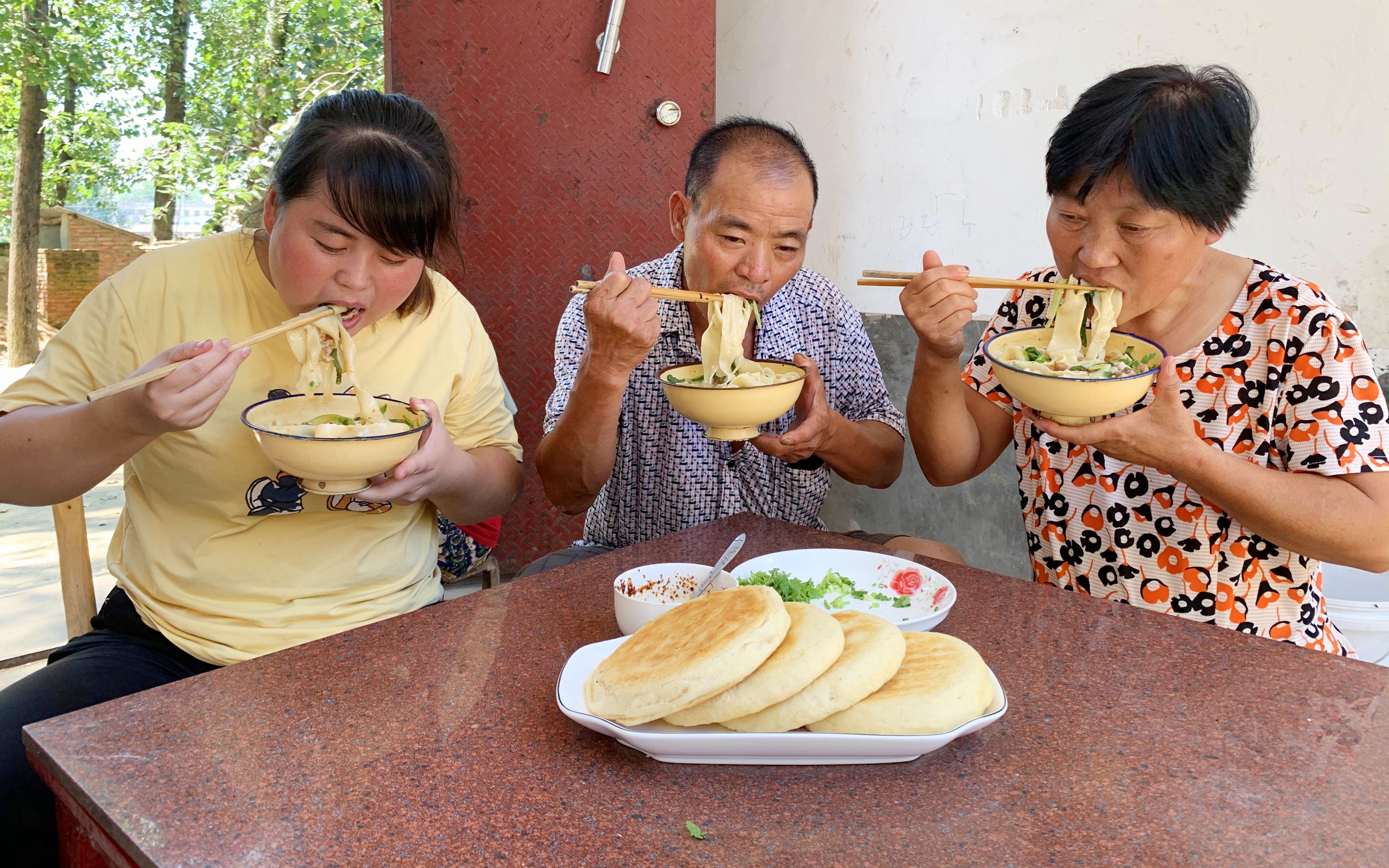 河南人这碗面太解馋了?一根面甩2米,汤鲜面筋,大碗吃真带劲