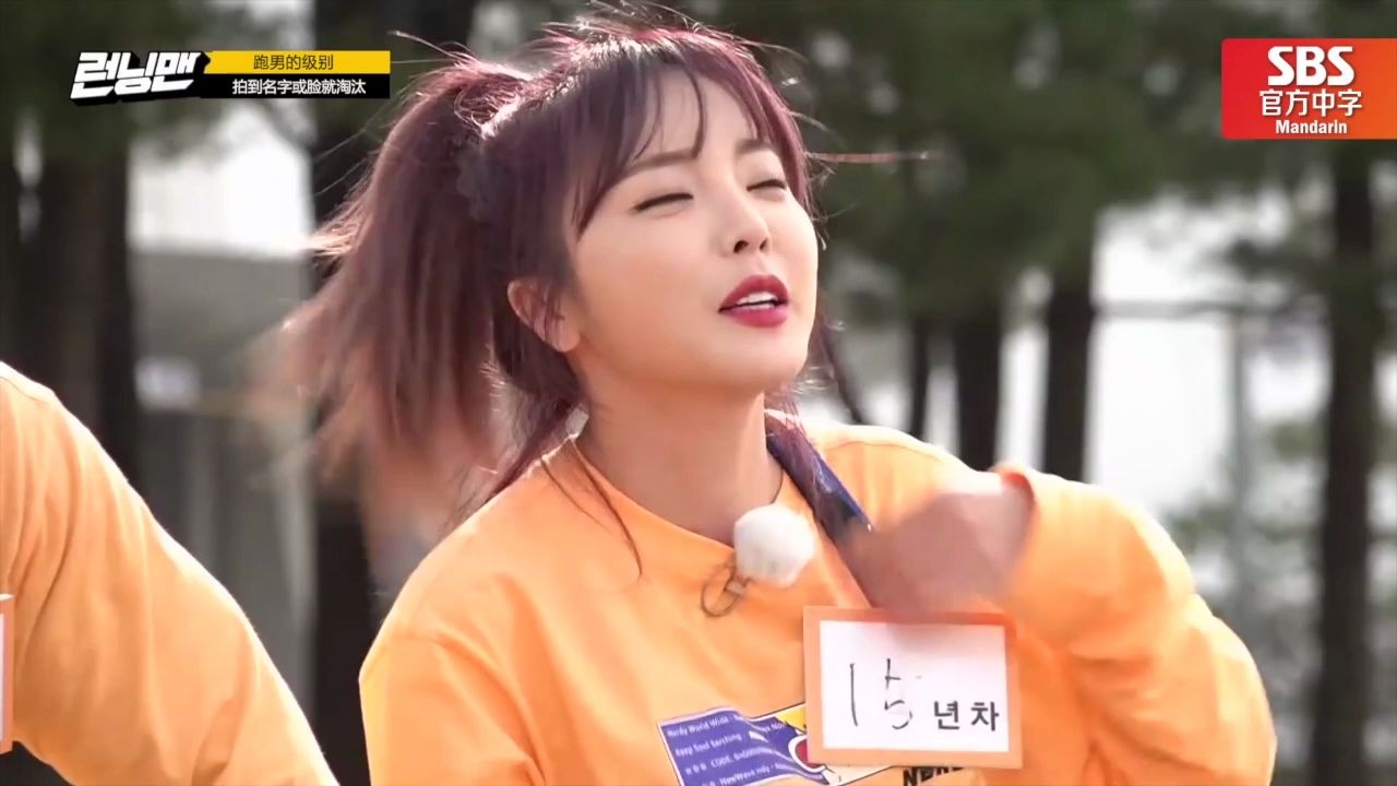 runningman-洪真英:钟国,在哪里呀.金钟国:在这里,在这里