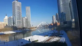 Скачать видео: 海河岸边雪落，静谧时光细语