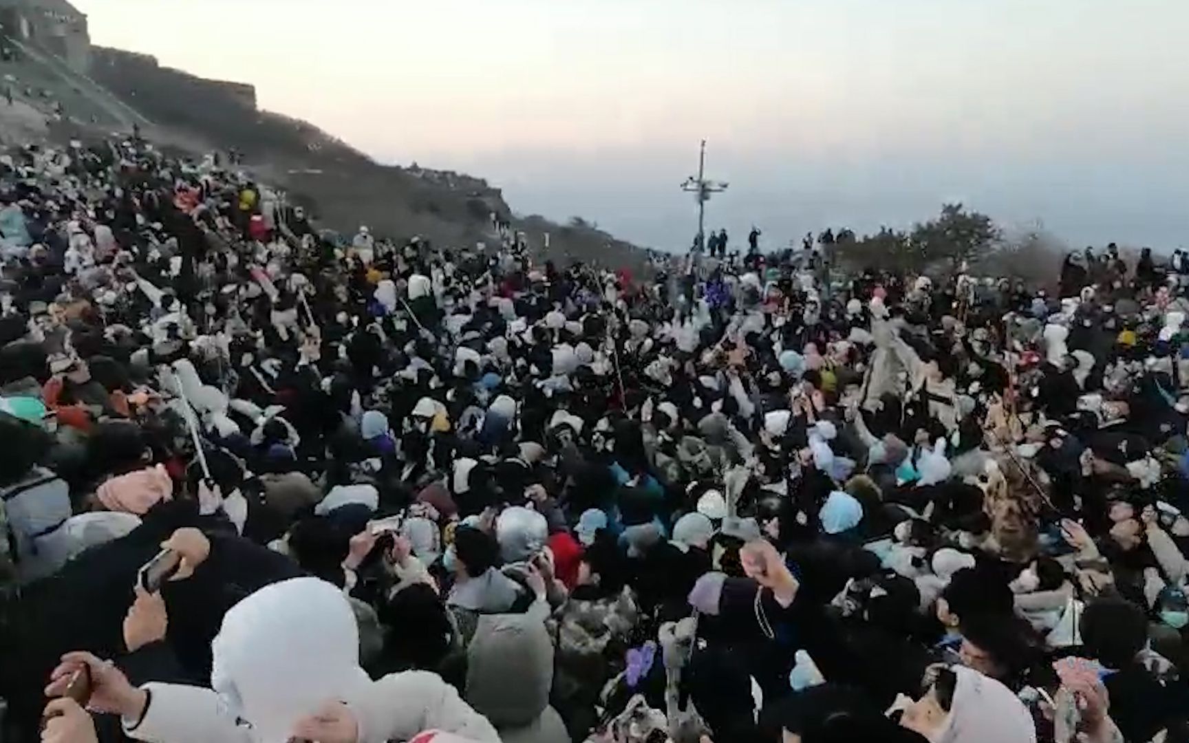 [图]清明假期泰山人从众！小伙登山顶实拍：看日出人群“爆满”