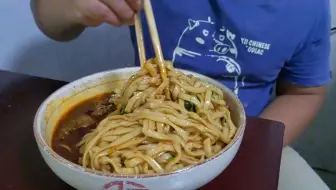 今天整个牛肉面，大块牛肉吃着就是爽