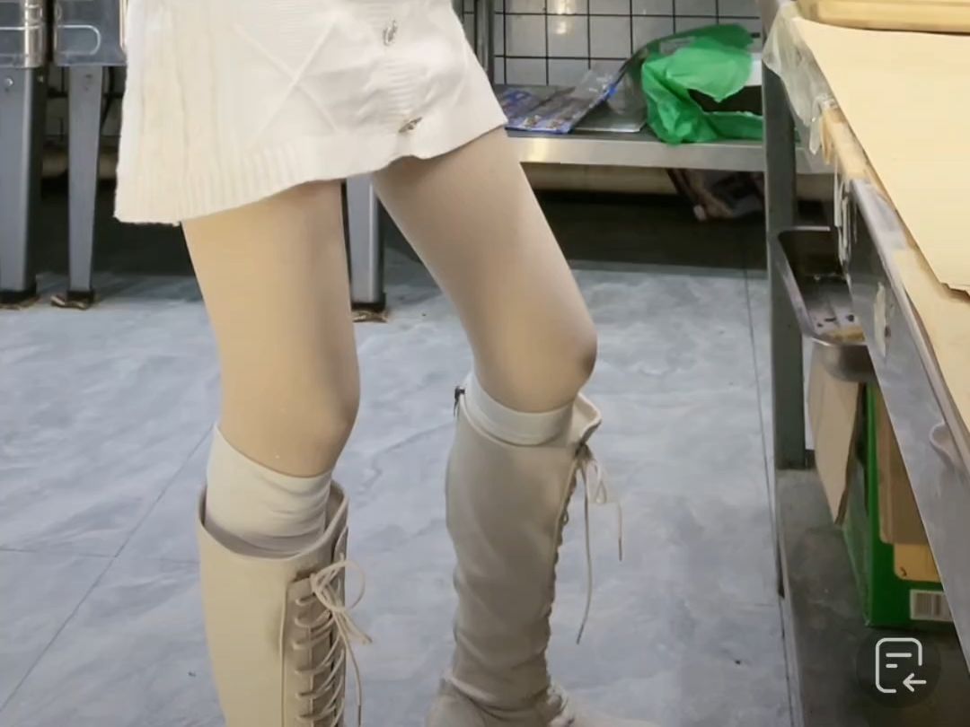 (刘婕壮馍店老板娘)肉色靴子