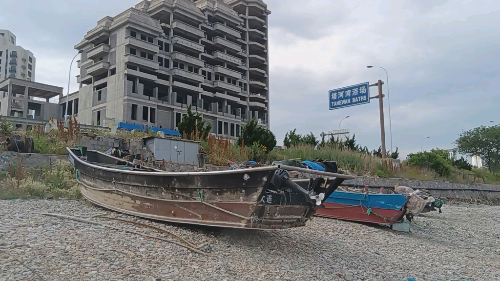 大连旅顺塔河湾浴场 到处是渔船