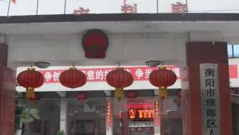 厌世流浪汉跳河自杀游上岸，半月后尾随陌生女子持刀将其捅伤