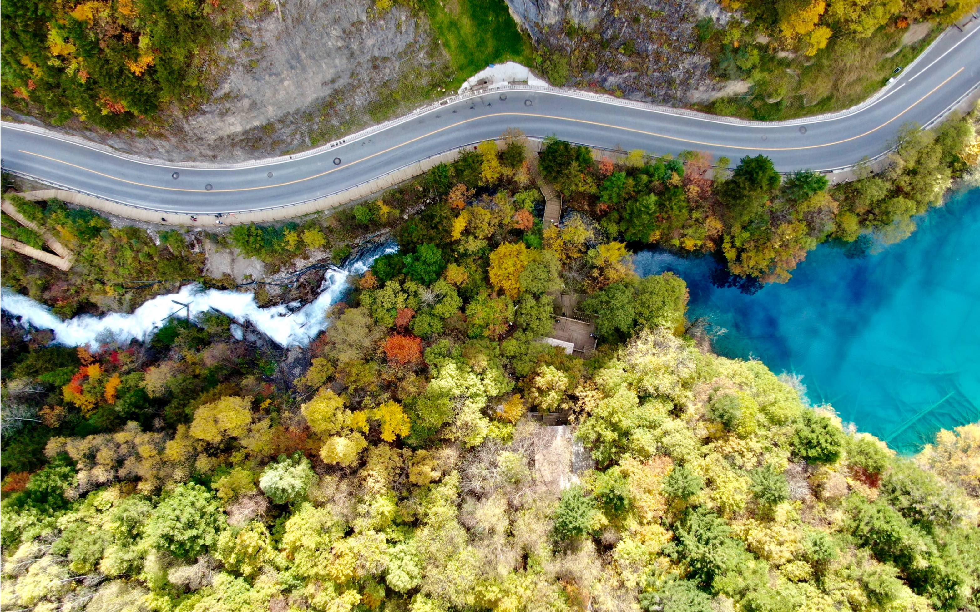 航拍九寨五花海