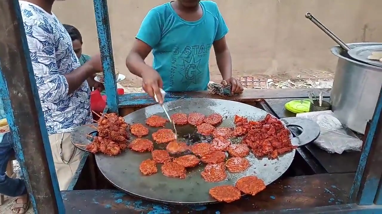 活动  孟加拉国街头小吃---年纪很小的小男孩街上买咖喱鸡块和油炸