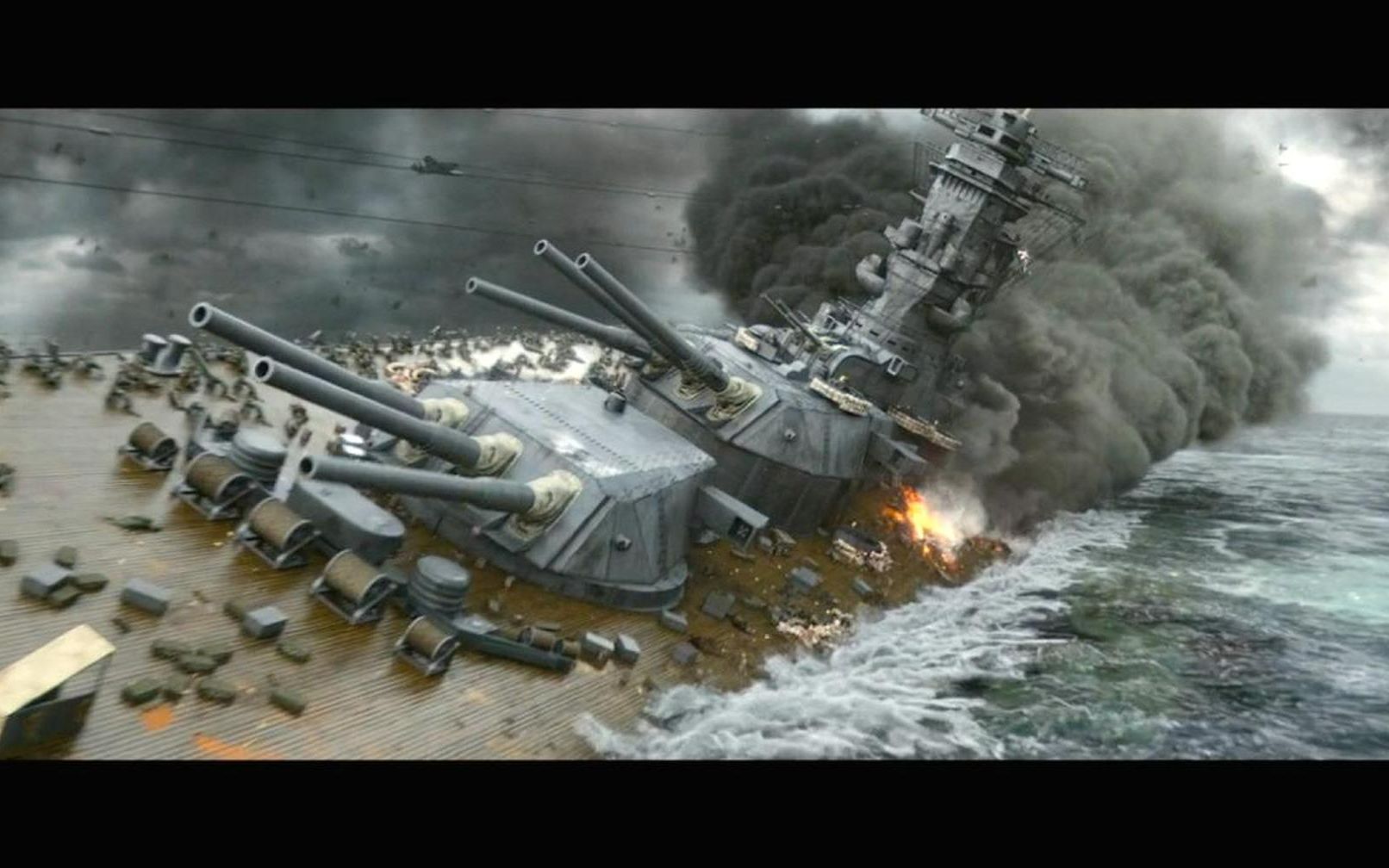 号称"永不沉没的"大和号战舰,惨被美军轰炸机群击沉