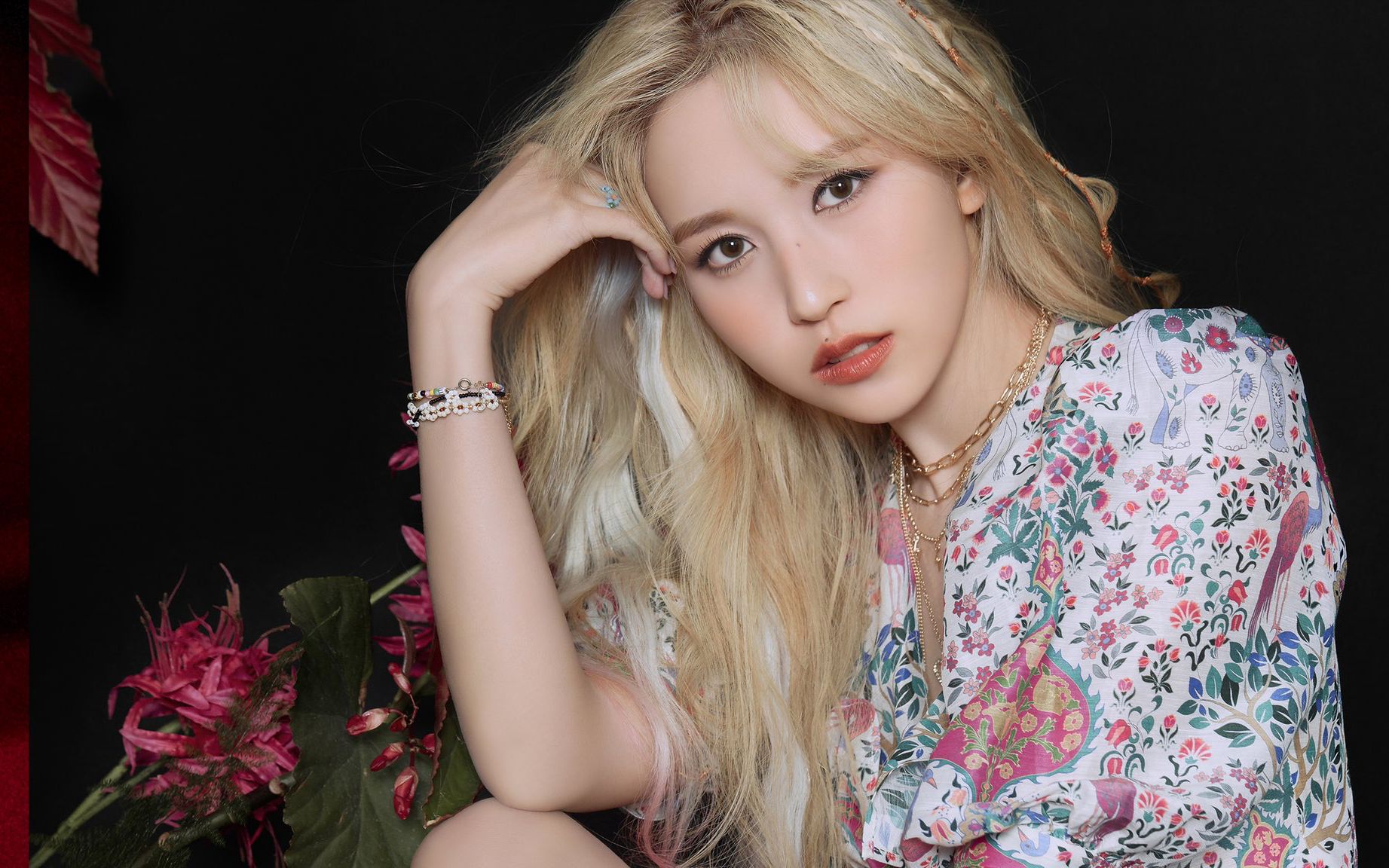 twice mina为新专收录曲《make me go》拍摄的个人mv流出!