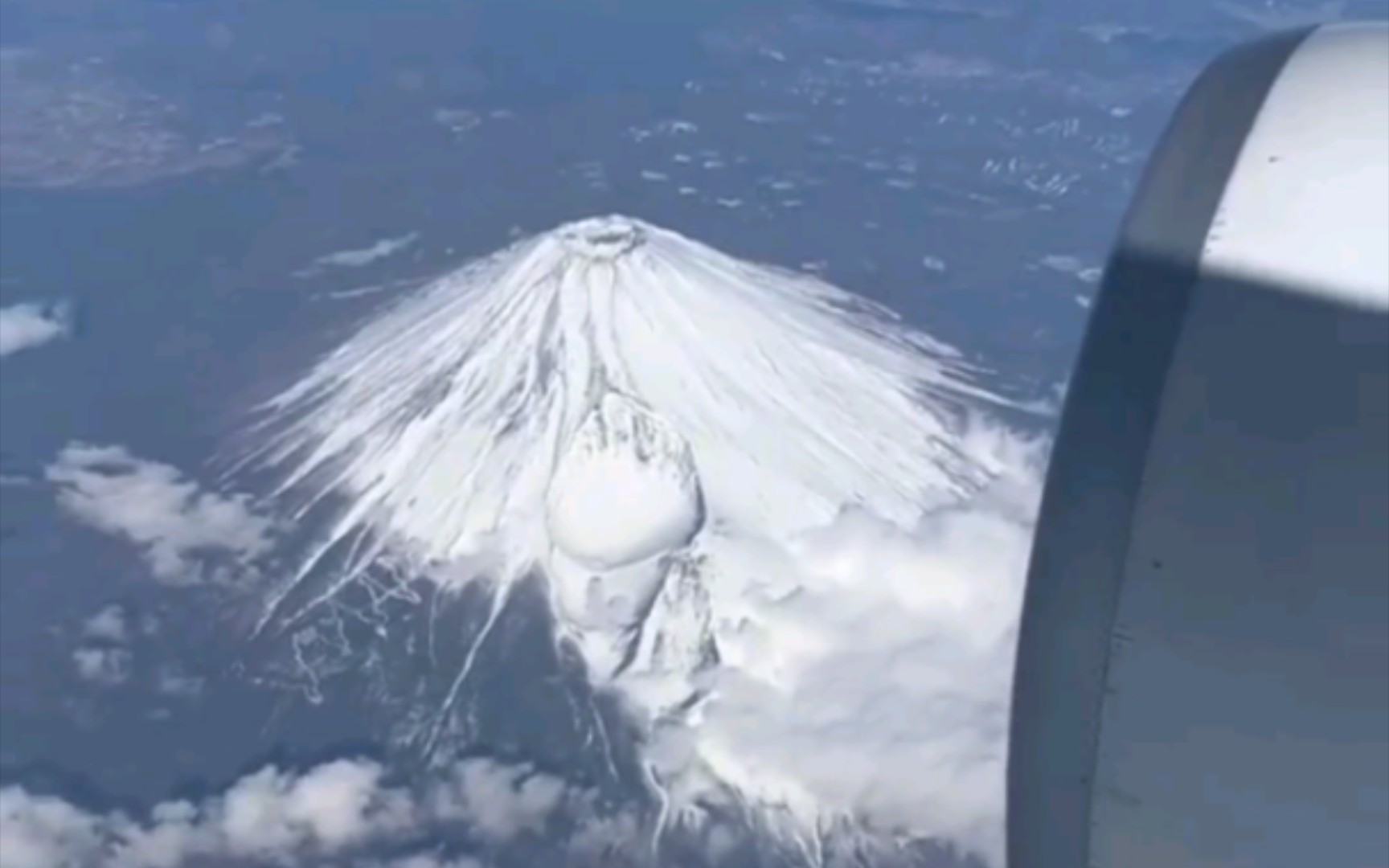 富士山历史共喷发18次,最后一次喷发是1707年,此后休眠至今 或许它也想永远留在18岁哔哩哔哩bilibili