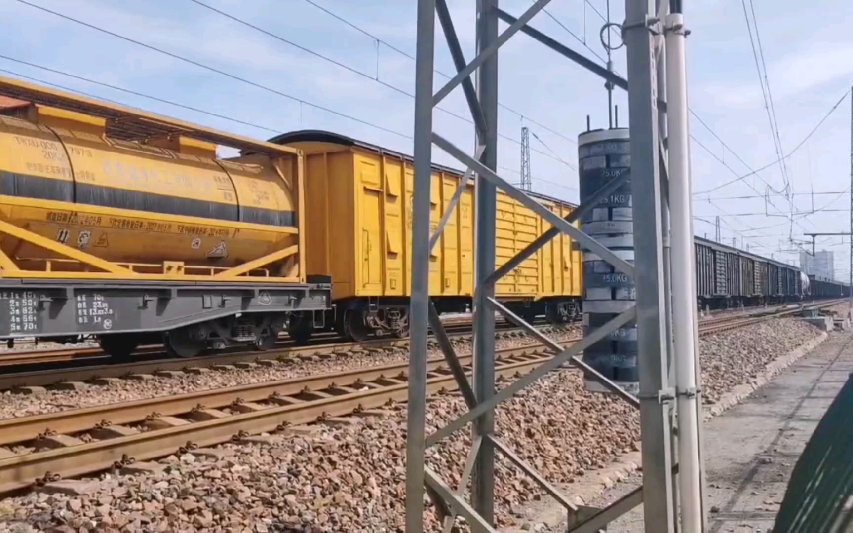 hxd30859牵引混编焦柳北上,内含2节w6s毒品运输车