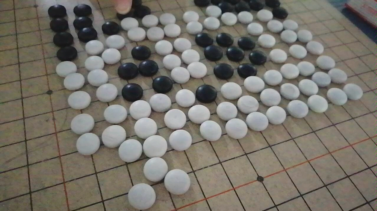 用五子棋摆一个很丑的熊猫