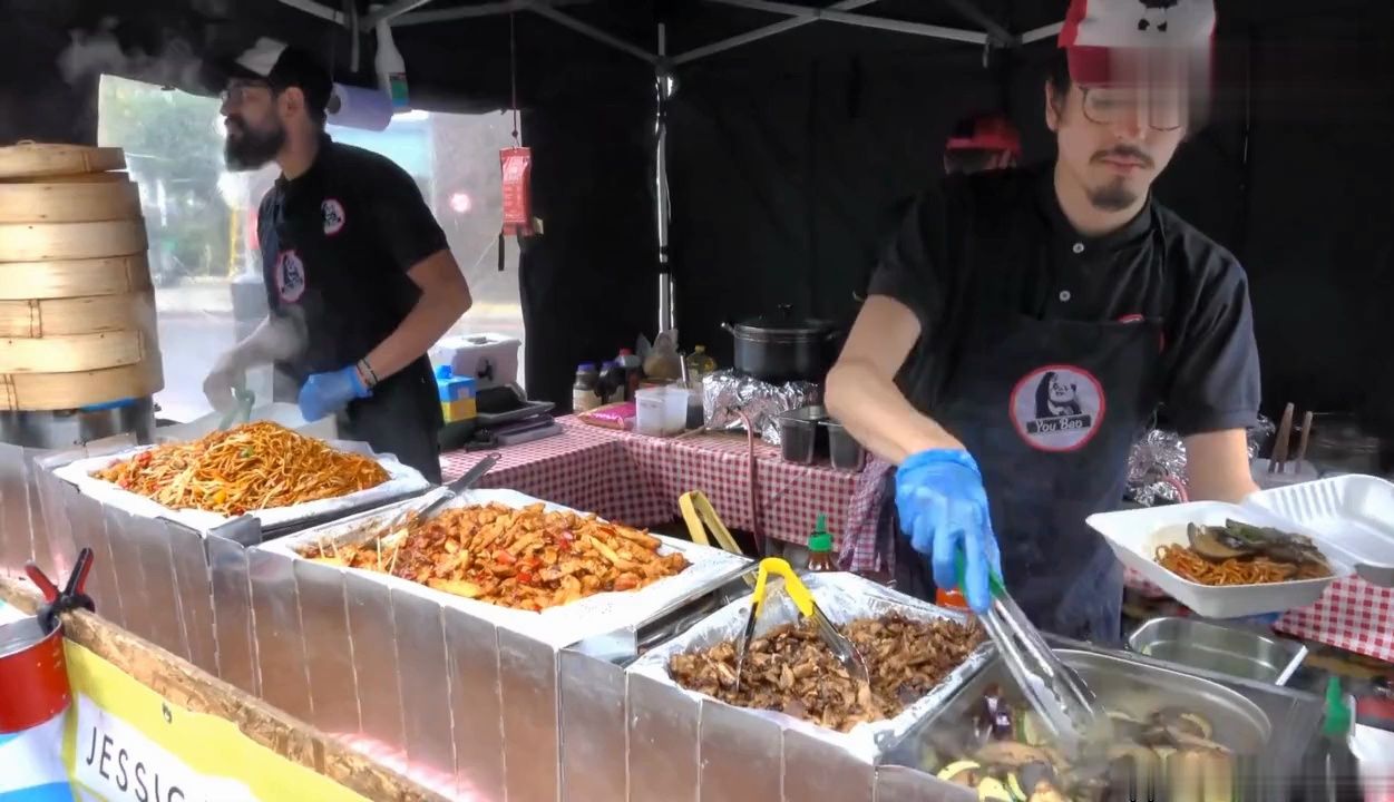 老外在伦敦美食街卖正宗中式快餐,生意火爆从没吃过的美味哔哩哔哩bilibili