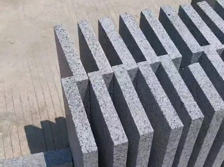 芝麻灰花岗岩火烧板防滑耐磨,非常适合用作室外地面铺设