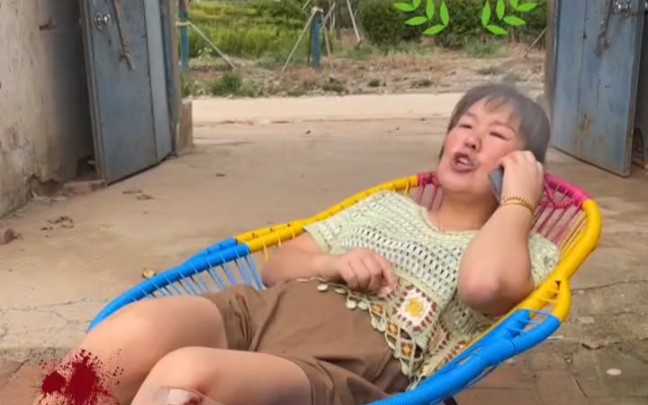 西瓜皮乱扔,奶奶路过滑倒了!以后可不能乱扔垃圾了!