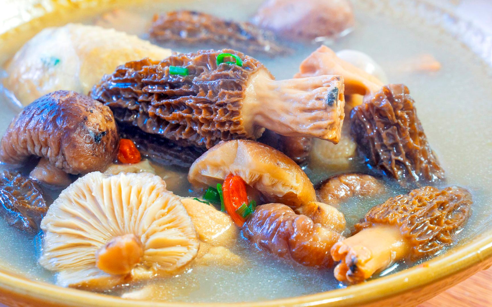 天凉最爱喝热汤,网上买的羊肚菌,今晚炖了一锅鸡汤,鲜甜又滋补_哔哩